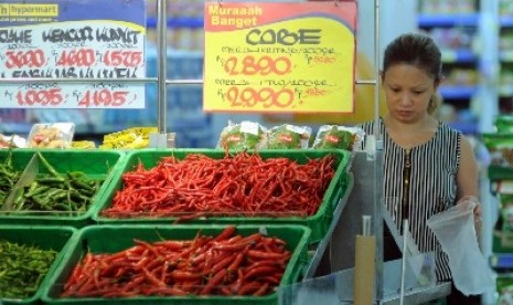 A woman shops for groceries at Hypermart in Jakarta. (Illustration)