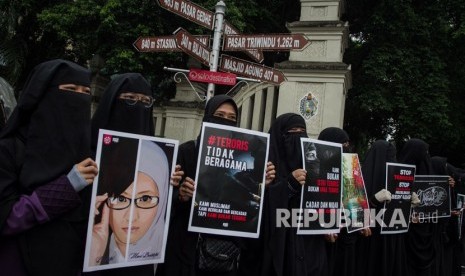 Perempuan berhijab dan cadar atau niqab dari Komunitas Muslimah Soloraya menggelar aksi Gerakan Akhwat Bercadar Menolak Terorisme di Solo, Jawa Tengah, Kamis (24/5).