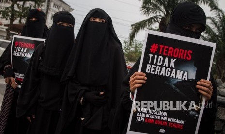 Aksi terorisme yang terjadi belakangan ini melibatkn perempuan  Perempuan berhijab dan cadar atau niqab dari Komunitas Muslimah Soloraya menggelar aksi Gerakan Akhwat Bercadar Menolak Terorisme di Solo, Jawa Tengah, Kamis (24/5).