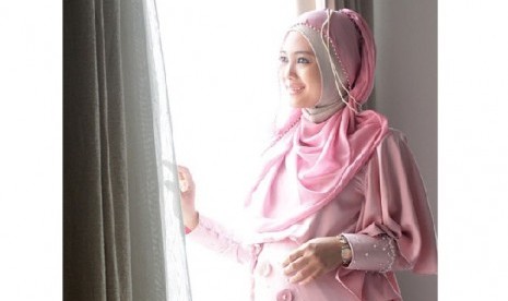 Perempuan berhijab semakin cantik bila sedang hamil. 