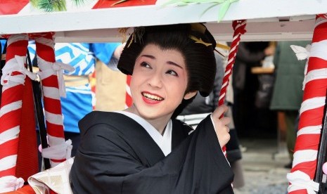 Perempuan berpakaian Geisha di Kyoto.