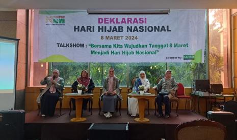 Perempuan Ikatan Cendekiawan Muslim se-Indonesia (Perempuan ICMI) menyatakan bahwa kedua orangtuanya tetap berkewajiban membimbing dan mengarahkan putrinya tersebut agar bisa memahami bahwa menutup aurat seorang muslimah adalah kewajiban agama seraya tetap menghormati kesimpulan putrinya tersebut, demikian dikatakan Ketua MPP Perempuan ICMI, Dra Welya Safitri M.Si dalam siaran tertulisnya pada Jumat (5/4/2024) di Jakarta.