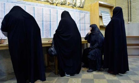   Perempuan Iran  berada dalam TPS untuk memilih presiden Iran dan Dewan Kota di Teheran, Iran, Jumat (14/6).