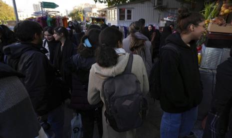 Perempuan Iran berjalan di distrik komersial tanpa mengenakan jilbab wajib mereka di Teheran utara, Iran, Senin, 14 November 2022.  Polisi moralitas Iran kembali patroli di jalanan.