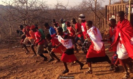 Perempuan Kenya yang memilih untuk ikut melindungi singa.