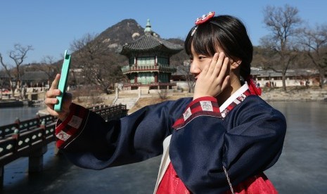 Perempuan Korea mengenakan busana tradisional Hanbok saat liburan tahun baru Cina. Tahun baru Cina dirayakan di berbagai negara, termasuk Korea Selatan.