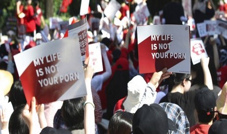 Perempuan Korea Selatan menggelar aksi meminta perlindungan pemerintah dari aksi perekaman ilegal dari kamera tersembunyi yang sedang marak, di Seoul, Korea Selatan, Sabtu (7/7)