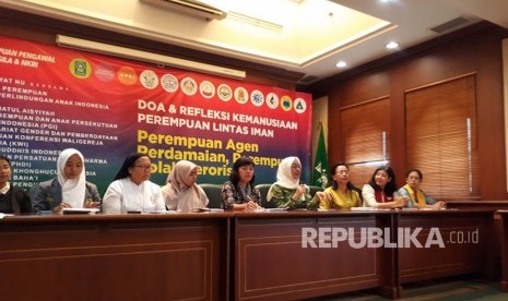 Perempuan Lintas Iman menggelar acara doa dan refleksi di Kantor PBNU, Jakarta Pusat, Jumat (18/5). 