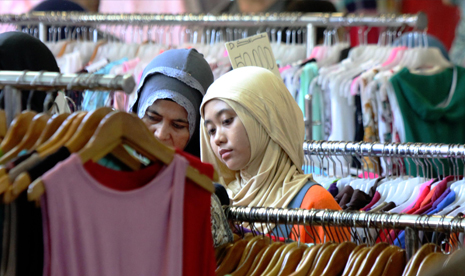 Perempuan melihat-melihat busana Muslim.