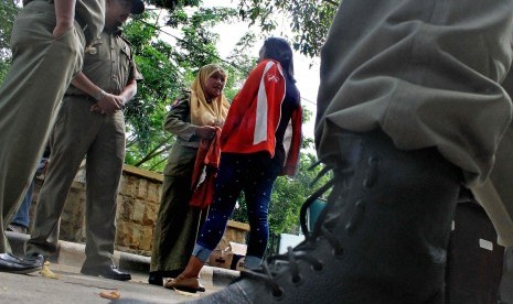 Perempuan memakai celana ketat terjaring razia Polisi Syariat Islam atau Wilayatul Hisbah dibantu Satpol PP dan aparat TNI/Polri saat razia penegakkan syariat Islam di Lhokseumawe, Provinsi Aceh. Selasa (15/9).