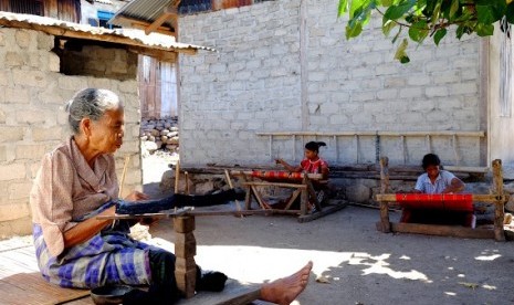 Perempuan menenun kain, salah satu aktifitas warga di Wolwal  Kabupaten Alor, Nusa Tenggara Timur (NTT).