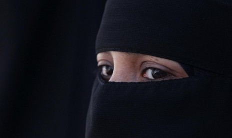 Perempuan mengenakan burka