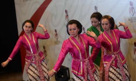 Perempuan mengenakan kebaya khas Indonesia.