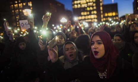 Perempuan Muslim AS meneriakkan slogan dalam unjuk rasa menentang kebijakan imigrasi Presiden AS Donald Trump di Washington Square Park di New York, 25 Januari 2017.