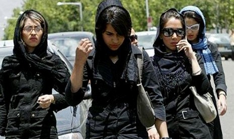 Perempuan penjaga stan Iran