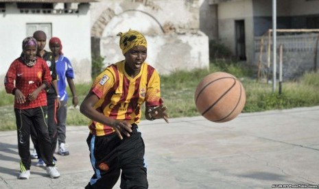 Perempuan Somalia bermain basket.