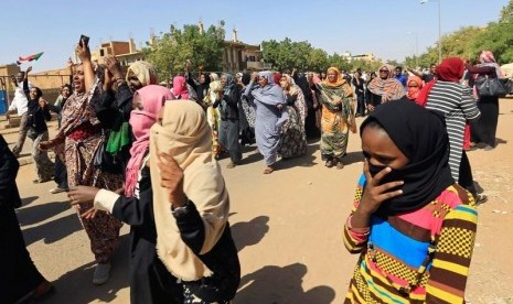 Perempuan Sudan bergabung dalam protes antipemerintah di Khartoum, Sudan, 18 Januari 2019.