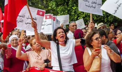 Perempuan Tunisia menuntut persamaan warisan dengan laki-laki di Tunis, Senin (13/8). Sistem saat ini berdasarkan hukum Islam dimana perempuan mendapat warisan setengah dari laki-laki.