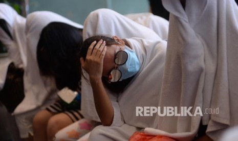 Perempuan Warga Negara Asing (WNA) dari Cina yang diamakankan saat Operasi Pengawasan Orang Asing diperlihatkan kepada awak media di Direktorat Jenderal Imigrasi, Jakarta, Ahad (1/1).Republika/Yasin Habibi