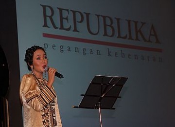 Perempuan menyanyi