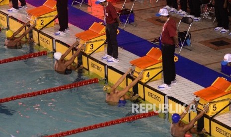 Pertandingan cabang olahraga renang di PON XIX di Kolam Renang FPOK UPI, Bandung, Jawa Barat. 