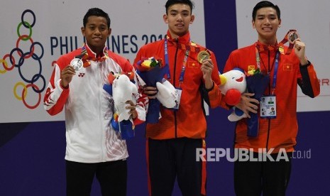 Perenang Indonesia Aflah Prawira (kiri) memperlihatkan medali bersama dua perenang Vietnam Nguyen Huy Hoang (tengah) dan Nguyen Huu Kim Son usai penganugerahan medali Renang Gaya Bebas 1500 Meter Putra SEA Games ke-30 di New Clark City Aquatic Center, Filipina, Kamis (5/12/2019).