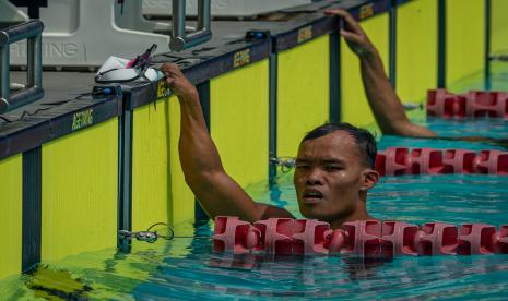 Perenang Indonesia Aris Wibawa beristirahat usai mencapai garis finis dalam final renang gaya dada 100 meter putra kategori SB7 ASEAN Para Games 2022 di Stadion Jatidiri Semarang, Jawa Tengah, Senin (1/8/2022). Aris berhasil menyabet medali emas pertama para-renang untuk Indonesia dengan catatan waktu 1 menit 34,46 detik, sementara perak diraih perenang Kamboja Khouy Koy dengan catatan waktu 1 menit 39,54 detik dan perunggu oleh perenang Vietnam Ho Van Dao dengan catatan waktu 1 menit 47,36 detik.