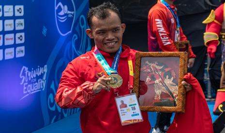 Perenang Indonesia Aris Wibawa menunjukkan medali emas usai meraih posisi pertama pada final renang gaya dada 100 meter putra kategori SB7 ASEAN Para Games 2022 di Stadion Jatidiri Semarang, Jawa Tengah, Senin (1/8/2022). Aris berhasil menyabet medali emas pertama para-renang untuk Indonesia dengan catatan waktu 1 menit 34,46 detik, sementara perak diraih perenang Kamboja Khouy Koy dengan catatan waktu 1 menit 39,54 detik dan perunggu oleh perenang Vietnam Ho Van Dao dengan catatan waktu 1 menit 47,36 detik. 