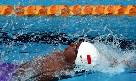 Perenang Indonesia I Gede Siman Sudartawa melaju dalam final renang 50 meter gaya punggung putra SEA Games XXIX di National Aquatic Centre, kawasan Stadion Bukit Jalil, Kuala Lumpur, Malaysia, Senin (21/8) malam. 