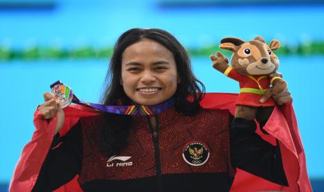 Perenang Indonesia Nurul Fajar Fitriyati berpose dengan medali perak yang diraihnya pada final nomor 200 meter gaya punggung cabang olahraga renang SEA Games di Aquatic Sport Palace, Hanoi, Vietnam, Senin (16/5/2022). Nurul Fajar Fitriyati finis kedua dengan catatan waktu 2 menit 19,79 detik dan meraih medali perak. 