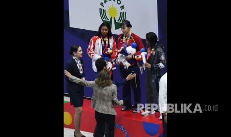 Perenang Indonesia Permatahani Azzahra (kiri atas) mengikuti upacara penganugerahan medali renang Medley 200 meter putri SEA Games 2019 di New Clark City Aquatic Center, Filipina, Rabu (4/12).  Renang dan balap sepeda diharapkan menyumbang emas pada Kamis (5/12).