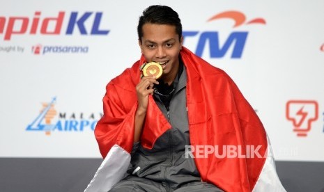   Perenang Indonesia Siman Sudartawa saat acara pengalungan medali untuk Renang 50 meter gaya punggung Sea Games 2017 di National Aquatic Centre, Kuala Lumpur, Senin (21/8). 