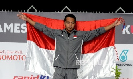 Perenang Indonesia Siman Sudartawa saat acara pengalungan medali untuk Renang 50 meter gaya punggung Sea Games 2017 di National Aquatic Centre, Kuala Lumpur, Senin (21/8). 