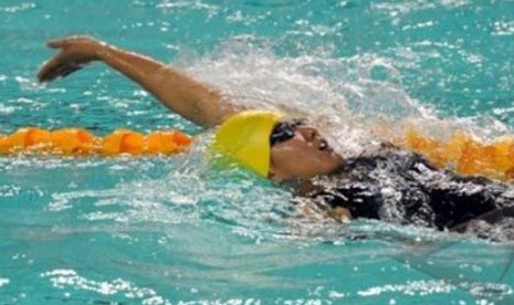 Perenang Indonesia, Yessy Yossaputra, beraksi di nomor 200 meter gaya punggung putri di Stadion Aquatic Centre Jakabaring dalam SEA Games XXVI, Palembang, Sumatera Selatan, Minggu (13/11). 