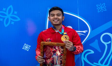 Perenang Indonesia Zaki Zulkarnain menunjukkan medali emas usai bertanding pada final gaya bebas 50 meter putra kategori S8 ASEAN Para Games 2022 di Stadion Jatidiri Semarang, Jawa Tengah, Jumat (5/8/2022). Zaki menyabet medali emas dengan catatan waktu 28,29 detik sekaligus memecahkan rekor nomor kategori tersebut atas nama perenang Singapura Toh Wei Soong pada ASEAN Para Games 2015.