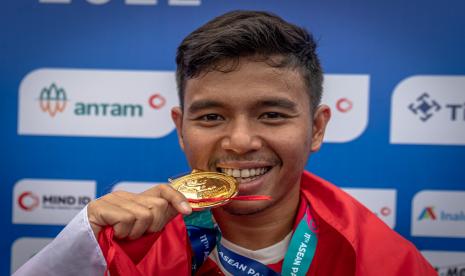 Perenang Indonesia Zaki Zulkarnain menunjukkan medali emas usai meraih posisi pertama pada final gaya campuran individu 200 meter putra kategori SM8 ASEAN Para Games 2022 di Stadion Jatidiri Semarang, Jawa Tengah, Kamis (4/8/2022). Zaki menyabet medali emas dengan catatan waktu 2 menit 39,14 detik sekaligus memecahkan rekor nomor kategori tersebut atas nama perenang Filipina Ernie Agat Gawilan pada ASEAN Para Games 2015.