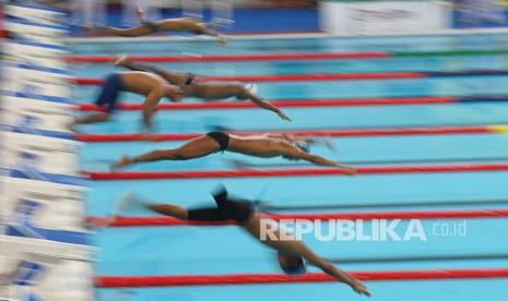 Perenang melakukan start pada final renang 200 meter gaya bebas putra klasifikasi S9 Peparnas Papua di Venue Aquatic Kompleks Stadion Lukas Enembe, Kabupaten Jayapura, Papua, Rabu (10/11). Perenang Kalimantan Selatan Stensen Pradarma Tiar meraih medali emas dengan catatan waktu dua menit 39,50 detik, medali perak diraih perenang DKI Jakarta Danil Irpani Hamdani dengan catatan waktu dua menit 40,06 detik dan medali perunggu diraih Perenang Riau Muhammad Febri dengan catatan waktu dua menit 52,41 detik. 