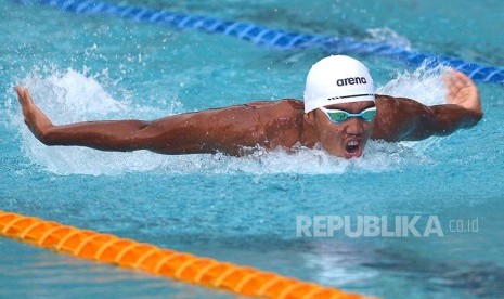 Perenang putra Jabar Triadi Fauzi melaju meninggalkan lawannya saat bertanding pada nomor 200 meter gaya kupu-kupu PON XIX