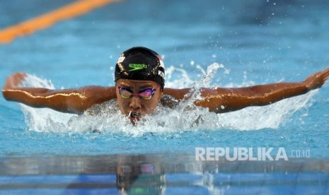 Perenang putri asal Jawa Timur Adinda Larasati Dewi memacu kecepatan pada final gaya kupu-kupu putri 200 meter dalam Festival Akuatik Indoneia (FAI) 2018 di kolam renang KONI Jawa Timur, Surabaya, Kamis (19/4). 