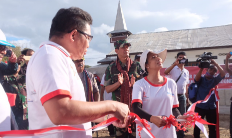 Perersmian BTS Telkomsel di Desa Ustutun, Pulau Liran, Kabupaten Maluku Barat Daya, oleh Menteri BUMN Rini M. Soemarno didampingi Direktur Utama Telkom Alex J. Sinaga, Senin (7/8). 