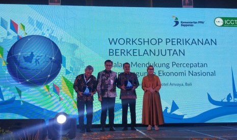 Peresmian acara Workshop Perikanan Berkelanjutan dalam Mendukung Percepatan Pembangunan Ekonomi Nasional pada 11-12 Desember 2019 di Badung, Bali. Turut hadir Direktur Kelautan dan Perikanan Kementerian PPN/ Bappenas Sri Yanti (paling kanan) dan Sekretaris Kementerian PPN/ Bappenas Himawan Hariyoga (dua dari kiri). 