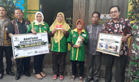 Peresmian bedah warung dari Baznas Kota Yogyakarta kepada salah satu penerima manfaat Warlinah (jilbab coklat) di Kecamatan Umbulharjo, Jumat (21/9). 