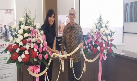  Peresmian Counter BPJS Ketenagakerjaan OMNI Hospitals Pekayon ini dihadiri dan diresmikan oleh dr Rona Tiurani selaku Direktur OMNI Hospitals Pekayon (kiri) dan Kepala Kantor BPJS Ketenagakerjaan Kota Bekasi Mariansah SE