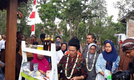 Peresmian Desa Wisata Gamol di Desa Balerejo, Kecamatan Gamping, Kabupaten Sleman, DIY, Selasa (23/10). Peresmian dilakukan Wakil DPD RI GKR Hemas, didampingi Wakil Bupati Sleman Sri Muslimatun dan Manager Marketing Branch Pertamina DIY-Semarang Dodik Prasetyo. 