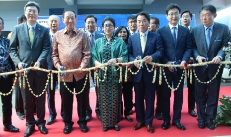 Peresmian  fasilitas produksi sediaan onkologi di Cikarang, Selasa (9/7). Duta Besar Korea Selatan untuk Indonesia Chang Beom Kim, Chairman Mensa Group, Jimmy Sudharta, Menteri Kesehatan RI Prof. Dr. dr. Nila Djuwita Anfasa Moeloek SpM (K), Chairman Chong Kun Dang Pharmaceutical Corp (CKD Pharma) Jang Han Rhee, Chairman Korea Pharmaceutical and Bio-Pharma Manufacturers Association (KPBMA) Hee Mok Won dan Presiden Direktur CKD OTTO Pharma Baik In Hyun.