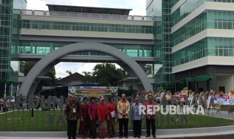 Peresmian Gedung Pascasarjana Fakultas Kedokteran, Kesehatan Masyarakat, dan Keperawatan (FKKMK) Universitas Gadjah Mada.  Peresmian dihadiri Pendiri Tahir Foundation Dato’ Sri Tahir, Rektor UGM Panut Mulyono, Dekan FKKMK UGM Ova Emilia dan Dirjen Sumber Daya Iptek dan Pendidikan Tinggi Kemenristekdikti Ali Ghufron. 