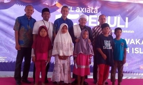 Peresmian gedung Yayasan Maraqitta'limat yang dihadiri oleh Bupati Kabupaten Lombok Utara Najmul Akhyar, turut hadir pula Chief Human Capital XL Axiata, Rudy Afandi, Group Head XL Axiata East region, Mochamad Imam Mualim, Ketua Majelis Taklim XL Axiata, Nashrul Hendarsyah, Direktur Utama Inisiatif Zakat Indonesia (IZI), Wildhan Dewayana, Direktur Pendayagunaan Inisiatif Zakat Indonesia (IZI), Nana Sudiana,  Koordinator Program Inisiatif Zakat Indonesia (IZI), Mohamad Yunus, dan Perwakilan Yayasan Maraqitta'limat. 