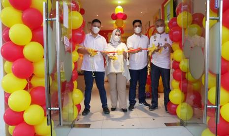 Peresmian Gerai Indosat Ooredoo di Kecamatan Cibadak, Kabupaten Sukabumi, Selasa (16/3).