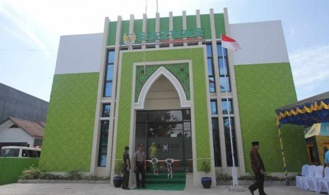 Gubernur Kalimantan Timur Isran Noor menerima penghargaan dari Badan Amil dan Zakat Nasional (Baznas) dalam kategori Gubernur Pendukung Gerakan Zakat Indonesia yang diserahkan Ketua Baznas RI KH Noor Achmad di Jakarta, Senin (17/1). Kantor BAZNAS di Kabupaten Berau, Kaltim.(ilustrasi)