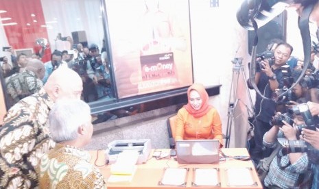 Peresmian kerja sama PT POS dan Bank Mandiri untuk top up e-money di Kantor POS Lapangan Banteng, Jakarta, Rabu (9/1).